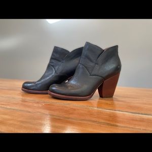 Kirk-ease Like New Black Leather Boots (9)